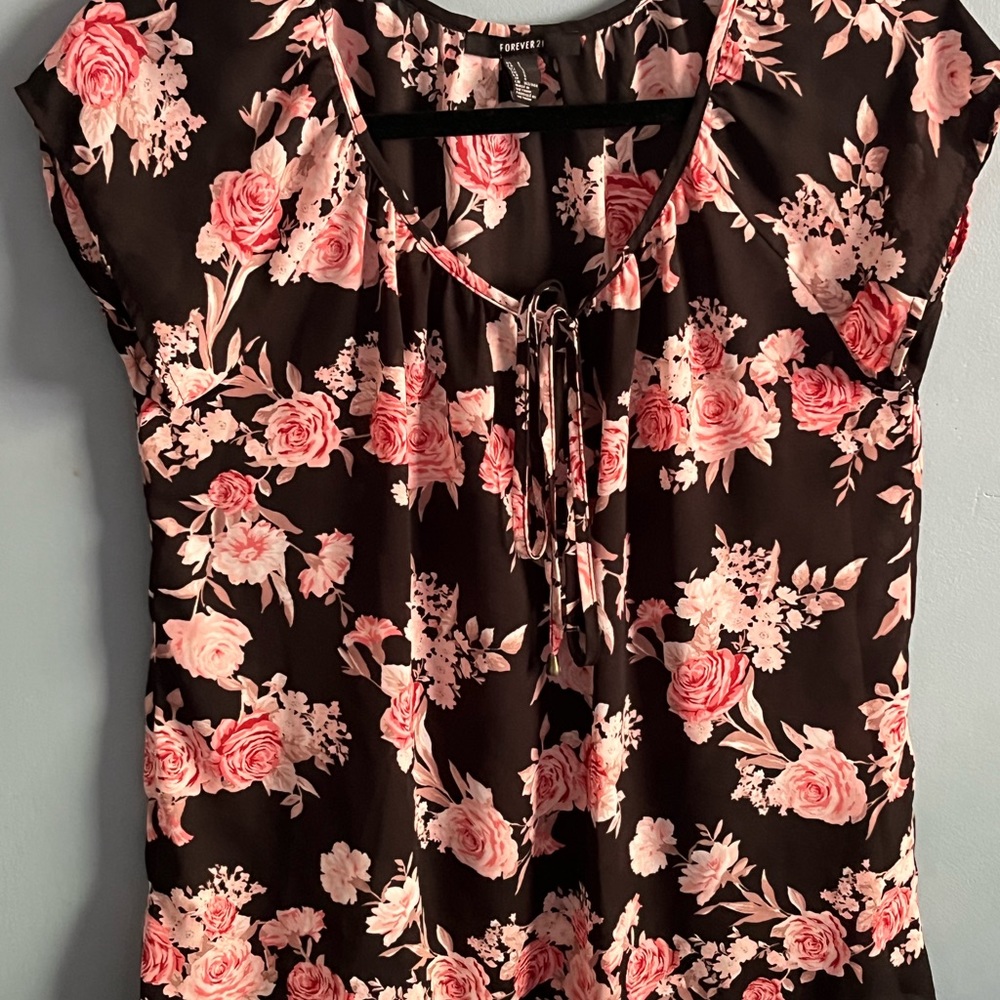 SELLING FOREVER 21 TOP FOR WOMEN SIZE SMALL COLOR FLORAL - Picture 4 of 13